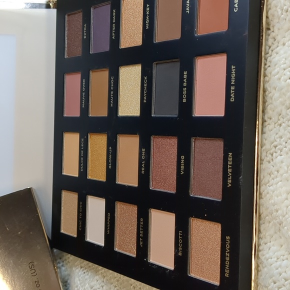 ICONIC London BOOMING & GLEAMING Eyeshadow Palette, 20 x5g/0.05oz - Picture 4 of 10